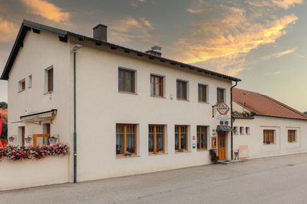 Gebäude vom Gasthaus Gusenbauer - Astrid Michaela Wagensonner